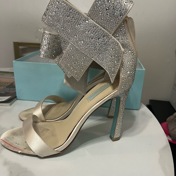 Besty Johnson Wedding Collection Rhinestone Pumps - Picture 1 of 5